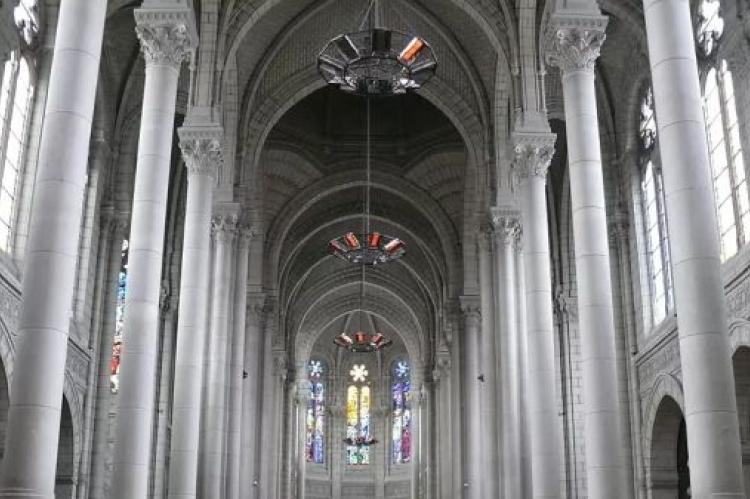 Kyrkans portal och ingången till kyrkan Notre Dame des Victoires i Angers