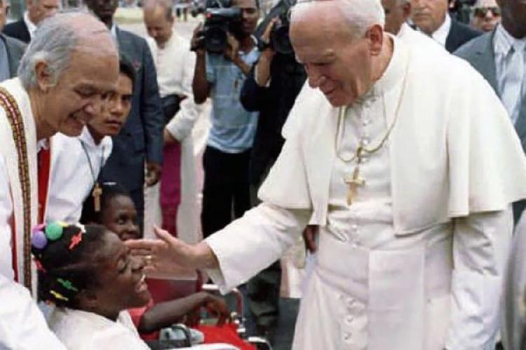 Påven Johannes Paulus II välsignar en ung flicka i rullstol före mässan i National Stadium i Kingston, Jamaica, 10 augusti 1993