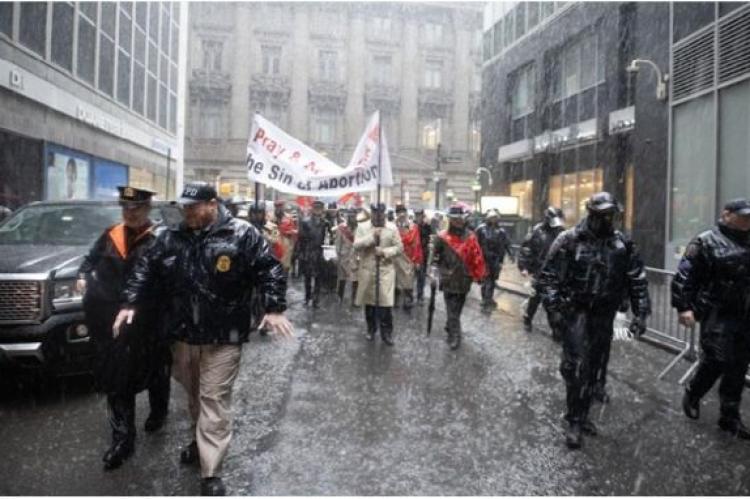 Pro-lifers marscherar genom nedre Manhattan mitt i ett kraftigt skyfall och pro-abortprotester som kräver en betydande polisnärvaro den 23 mars. (foto: Jeffrey Bruno)