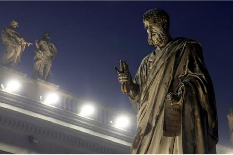 Statyn av Sankt Petrus ses på Petersplatsen i Vatikanen.
