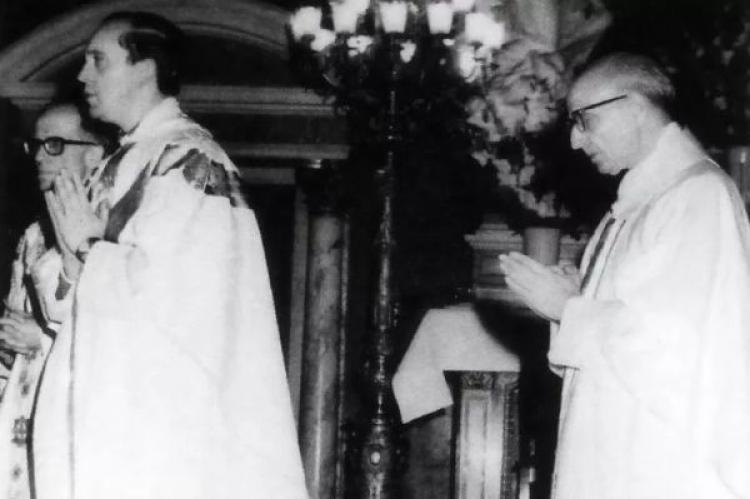 Den framtida påven Jorge Mario Bergoglio (t.v.) och Jesuitordens Fader Generalsuperior Pedro Arrupe (t.h.) firar mässan