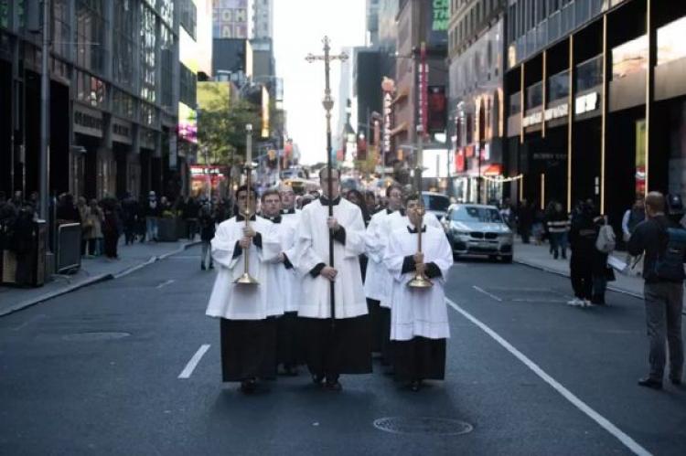 En eukarisitisk procession sponsrad av Napa Institute går genom gatorna i New York City den 15 oktober 2024.