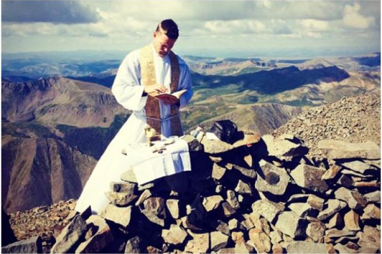 Fader John Nepil från ärkestiftet Denver firar mässa på toppen av Wetterhorn Peak i San Juan-bergen i Colorado
