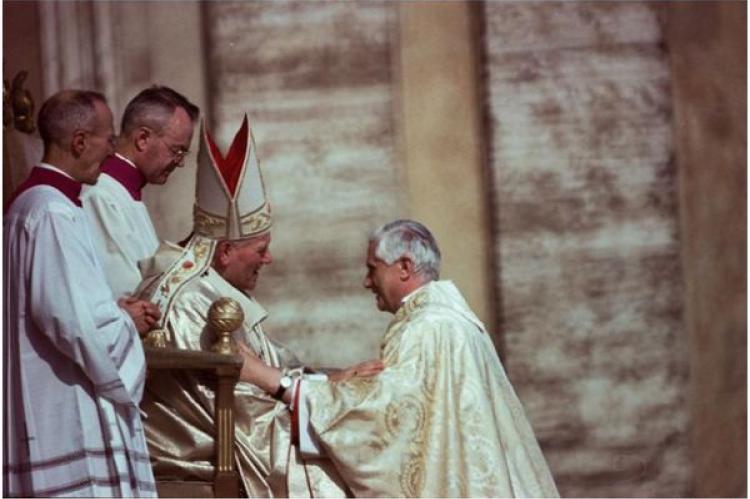 Påve Johannes Paulus II och kardinal Joseph Ratzinger under installationen som Kyrkans överhuvud den 22 oktober 1978 i Vatikanen