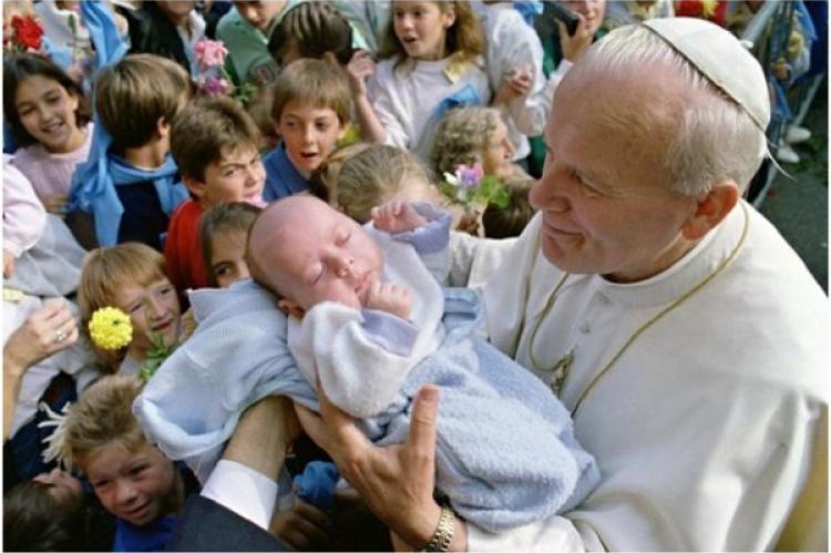 Påven Johannes Paulus II välsignar barn den 6 oktober 1986 i Ars, Frankrike.