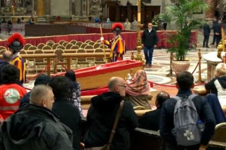 250 000 människor får passera kistan med den avlidne påven Franciskus i Peterskyrkan