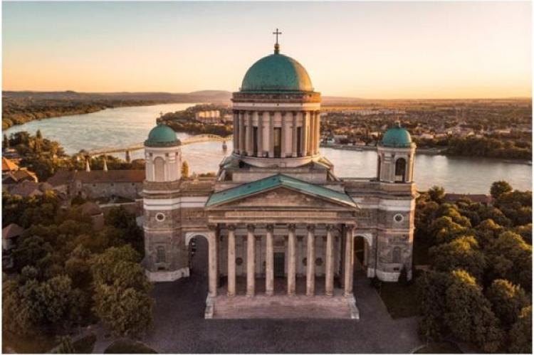 Esztergom-basilikan, moderkyrkan för ursätet Esztergom-Budapest, ligger över floden Donau i Ungern.