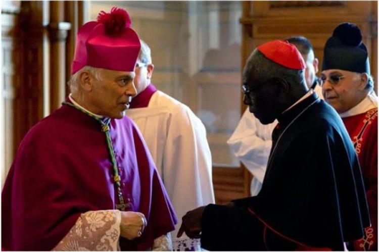 San Franciscos ärkebiskop Salvatore Cordileone (t.v.) samtalar med kardinal Robert Sarah, prefekt emeritus för kongregationen för gudstjänst och sakramentens disciplin