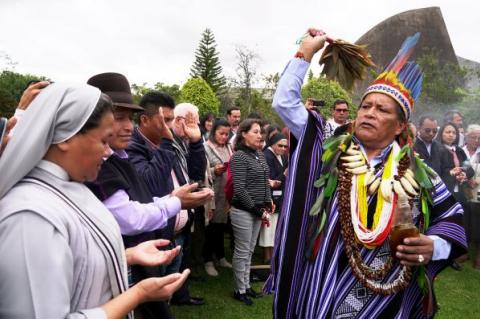 Shamanen Isdoro Jajoy av Ingastammen i Colombia välsignar folket i Bogota den 14 augusti 2019