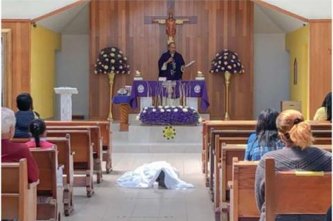 Fr Sajid Lozano ber begravningsmässan för Juan