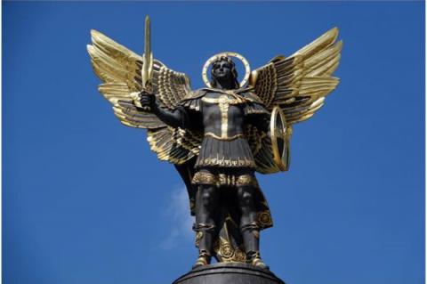 S:t Mikael Ärkeängeln som staty står staty i Kievs centrum på Självständighetstorget