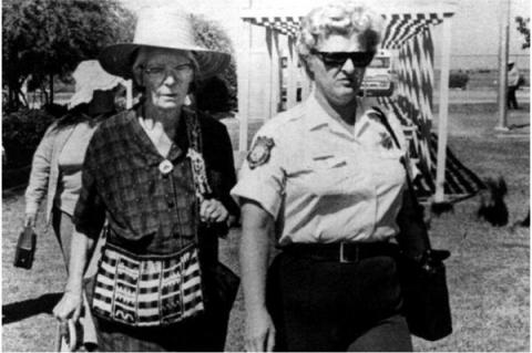 Dorothy Day ses här med polis på väg till fängelset i Fresno, Kalifornien, USA, den 10 augusti 1973 sedan hon några dagar tidigare brutit mot domstolens förbud att genomföra strejkrätten för lantarbetarnas fackförbund