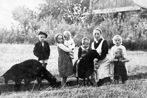 Ett foto taget omkring 1943 av Józef Ulma av hans fru, Wiktoria, och sex av deras barn. Allmän egendom.