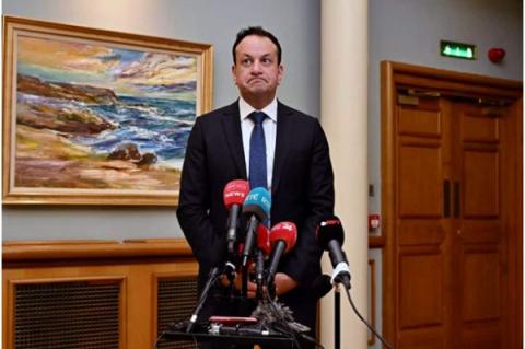 Premiärminister Leo Varadkar talar till media inne i Dublins slott efter folkomröstningarna den 8 mars, Dublin, Irland, den 9 mars 2024 i Dublin, Irland