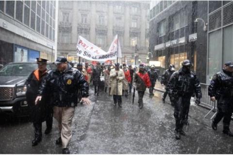Pro-lifers marscherar genom nedre Manhattan mitt i ett kraftigt skyfall och pro-abortprotester som kräver en betydande polisnärvaro den 23 mars. (foto: Jeffrey Bruno)