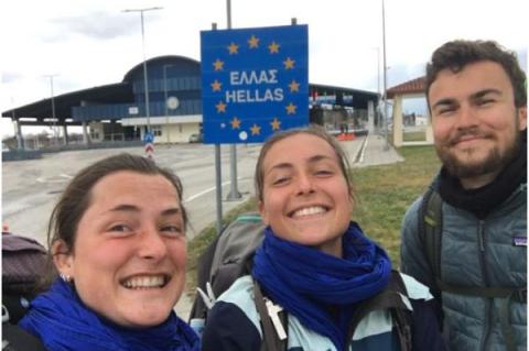 Systrarna Madeleine och Marie-Liesse tillsammans med Louis Antona vid infarten till Grekland.