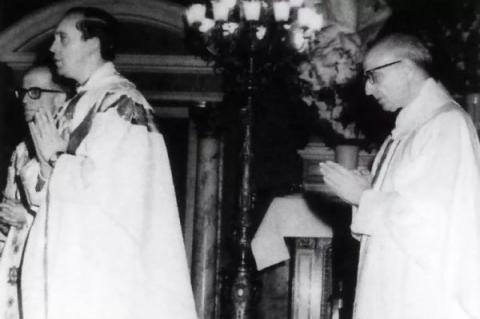 Den framtida påven Jorge Mario Bergoglio (t.v.) och Jesuitordens Fader Generalsuperior Pedro Arrupe (t.h.) firar mässan