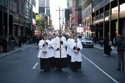 En eukarisitisk procession sponsrad av Napa Institute går genom gatorna i New York City den 15 oktober 2024.