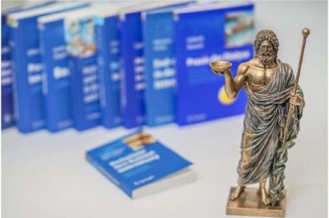 Hippokrates figur- och medicinska böcker