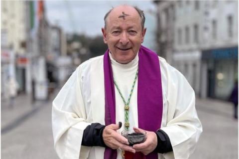 Biskop Alphonsus Cullinan delar ut aska på askonsdagen den 5 mars i Waterford City, Irland.