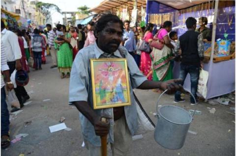 En man ber om allmosor i kyrkan Our Lady of Health i Hyderabad, Indien, den 8 september 2016 - högtiden för den välsignade Jungfru Marias födelse