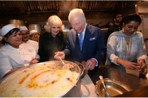 Kung Charles III och drottning Camilla träffar brittiska muslimska kvinnor på en kvinnoledd restaurang och hjälper till att packa donationslådor inför Ramadan, vid Darjeeling Express, Kingly Court, Carnaby Street den 26 februari 2025 i London, England