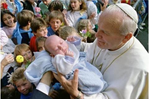 Påven Johannes Paulus II välsignar barn den 6 oktober 1986 i Ars, Frankrike.