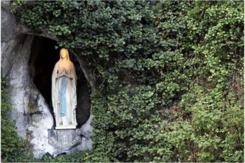 Statyn av Vår Fru av Lourdes visas vid ingången till grottan Massabielle i Lourdes, Frankrike