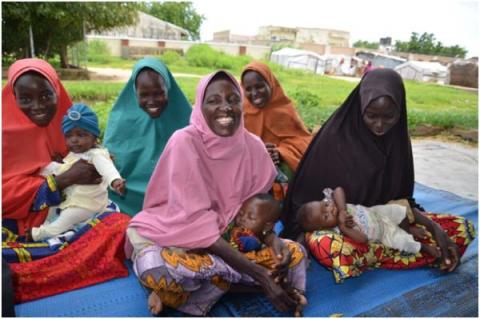 (MAMI-deltagare, inklusive Zara, efter en gruppsession på lågkostnadslägret för internflyktingar i Benisheikh, Kaga i delstaten Borno, Nigeria