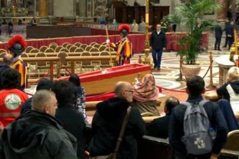 250 000 människor får passera kistan med den avlidne påven Franciskus i Peterskyrkan