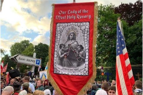 Den årliga pilgrimsfärden fortsätter att inta en speciell plats i hjärtat hos troende från hela världen, lockade av den traditionella latinska mässan och längtan efter en synlig, krävande och inkarnerad tro.
