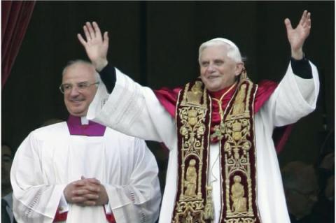 Den nyvalde påven Benedictus XVI vinkar till de troende från loggian i Peterskyrkan den 19 april 2005