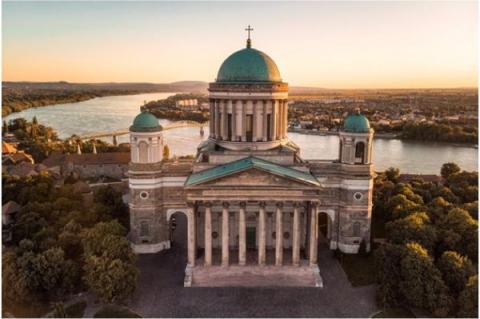 Esztergom-basilikan, moderkyrkan för ursätet Esztergom-Budapest, ligger över floden Donau i Ungern.