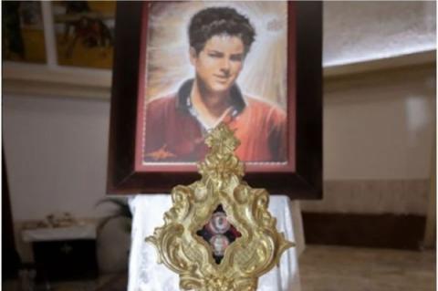 Ett relikskrin med reliker av den salige Carlo Acutis i kyrkan Sant'Angela Merici i Rom, 11 oktober 2021