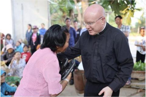 Msgr Roger Landry erbjuder skor till dem som lider av spetälska under sitt besök med Påvliga missionssällskapet i Vietnam. Han har delat med sig av sin resa på sociala medier.