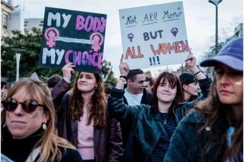 Två unga kvinnor bär skyltar med texten "Min kropp, mitt val" och "Inte alla män, men alla kvinnor" under en feministisk demonstration för lika rättigheter mot "patriarkatets dominans" på Internationella kvinnodagen, Nantes, Frankrike, 8 mars 2025.
