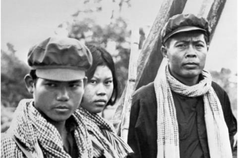 Röda khmererna Överste Vichai (till höger) poserar med sin fru och sin ställföreträdare vid den kambodjansk-thailändska gränsen i Poipet den 6 maj 1975. Röda khmererna gick in i Phnom Penh den 17 april 1975 innan de bildade sin demokratiska regering i Kampuchea.