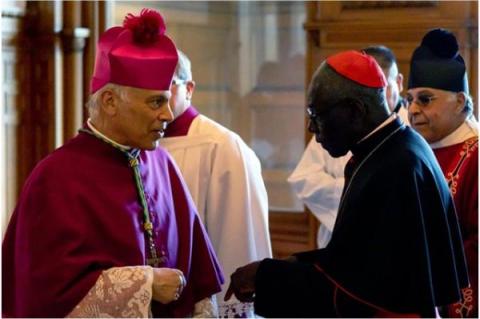 San Franciscos ärkebiskop Salvatore Cordileone (t.v.) samtalar med kardinal Robert Sarah, prefekt emeritus för kongregationen för gudstjänst och sakramentens disciplin