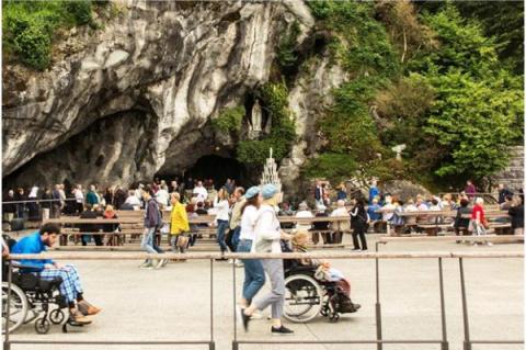 Volontärer hjälper sjuka att ta sig till Vår Frus helgedom i Lourdes, Frankrike, den 24 juni 2019