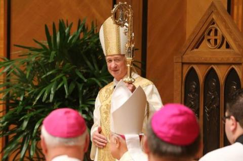 Dåvarande ärkebiskop Blase Cupich tog emot biskopsstaven från tidigare kardinal George Mundelein i Holy Name Cathedral den 18 november 2014 i Chicago.