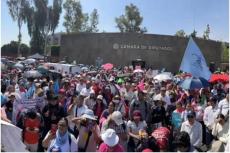 Tusentals har demonstrerat framför unionskongressen som är Mexikos federala justitiedepartement