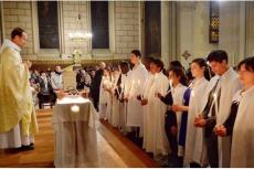 De döpta presenteras framför altaret i församlingen Saint-Ambroise i Paris