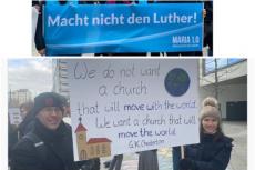 Katoliker från bland andra gruppen Maria 1.0 håller upp plakat som vill mota tillbaka förslagen som lagts fram i den senaste tyska synodalförsamlingen som hölls 9-11 mars.