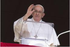 Påve Franciskus vinkar till pilgrimerna på S:t Petersplatsen under Angelusbönen den 15 oktober 2023