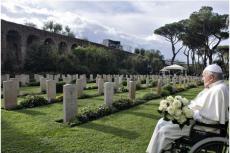 Påven Franciskus under ett besök på Roms militärkyrkogård på Alla Själarsdag den 2 november 2023