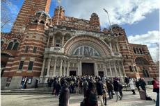 Folkmassor vid ingången till Westminster Cathedral för långfredagsliturgin, London, England, 29 mars 2024