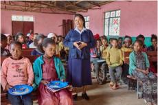 Syster Medhin med skolbarn i Tigray i Etiopien i mars 2024