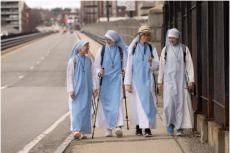Nunnorna i New Hampshire småpratar medan de tränar inför vandringen.