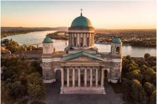Esztergom-basilikan, moderkyrkan för ursätet Esztergom-Budapest, ligger över floden Donau i Ungern.