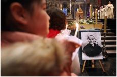 Människor står vid en helgedom som innehåller en relik av Sankt Bernadette Soubirous ben i basilikan i Maastricht den 1 april 2024, under mässan som markerar starten på relikens turné i Nederländerna.